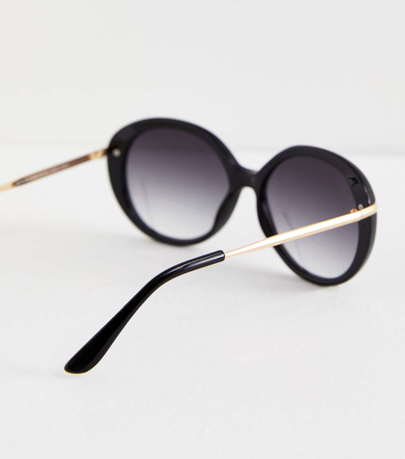 Black Round Frame Sunglasses Image 4