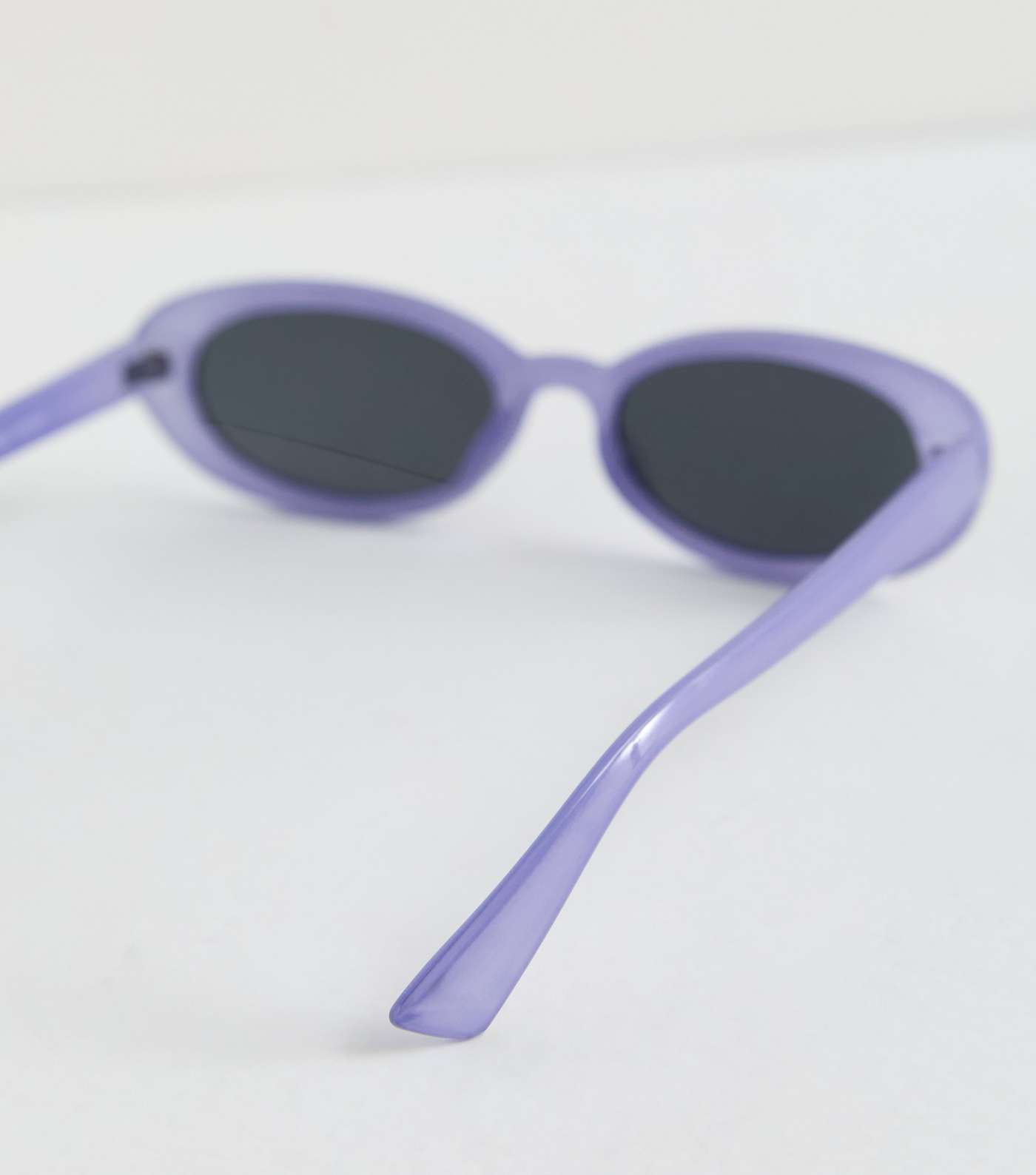 Light Purple Oval Sunglasses Image 4