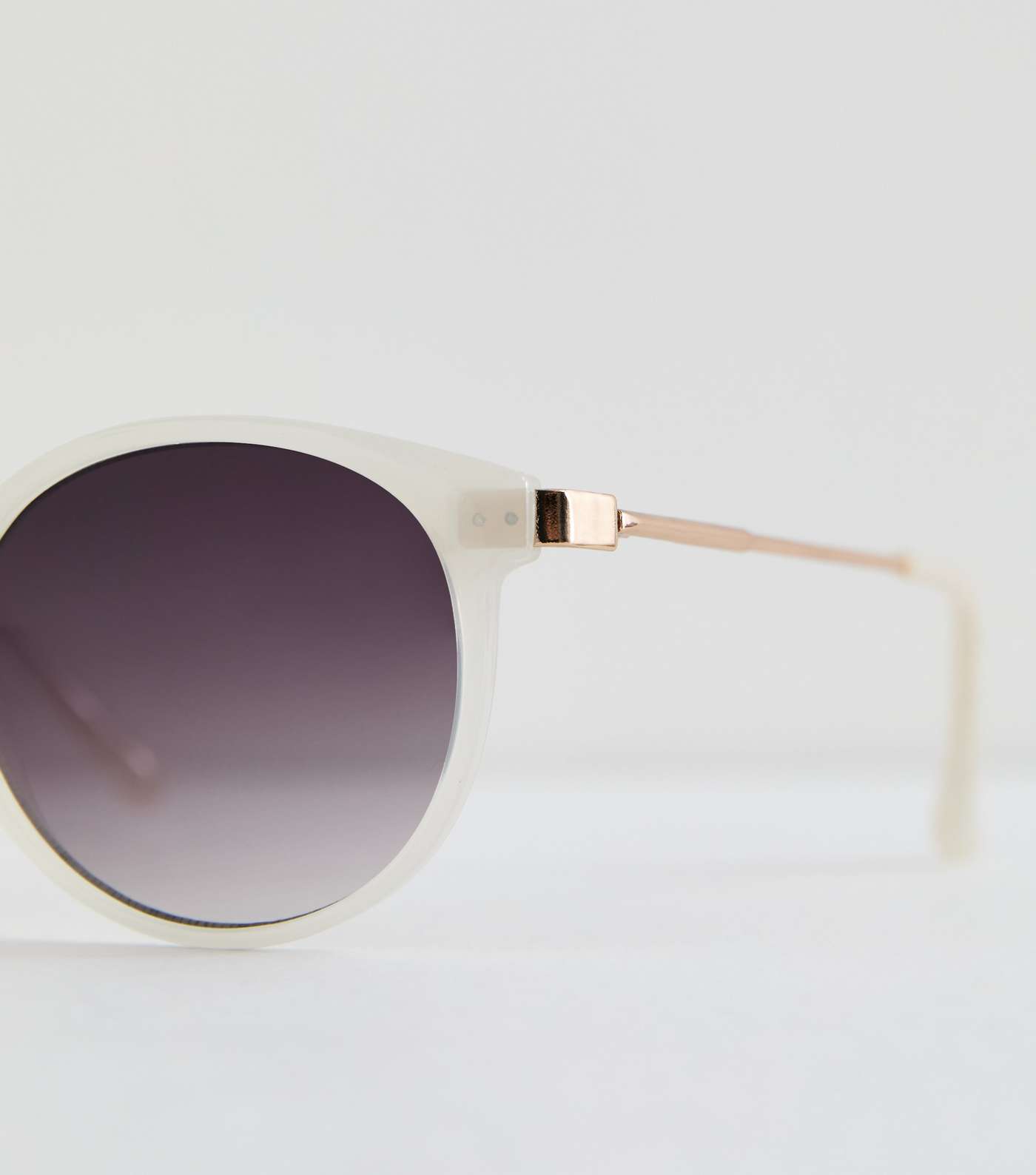 White Round Frame Sunglasses Image 3