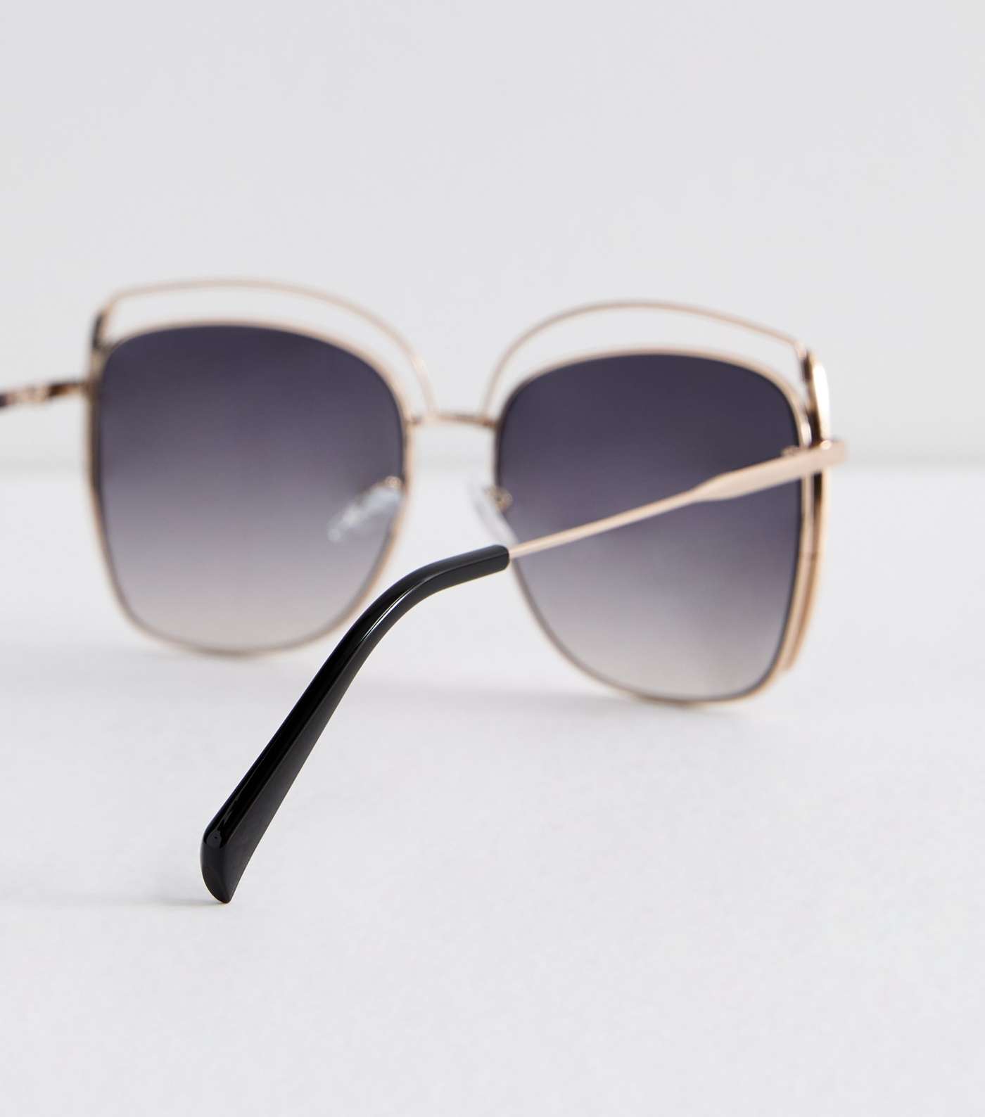 Gold Curved Frame Sunglasses Image 4