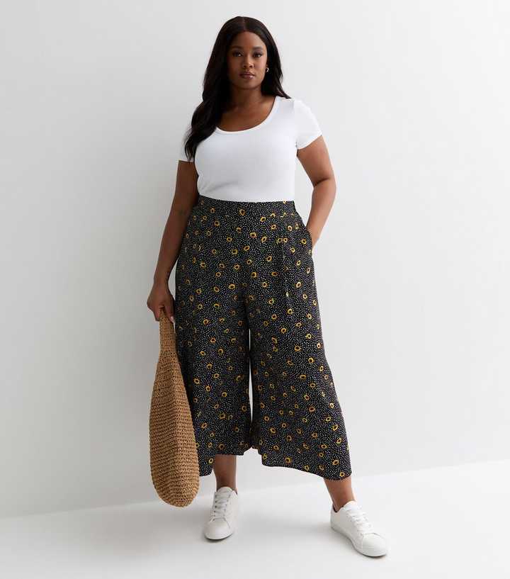 https://media2.newlookassets.com/i/newlook/887189109/womens/clothing/trousers/curves-black-sunflower-spot-print-wide-leg-trousers.jpg?strip=true&qlt=50&w=720