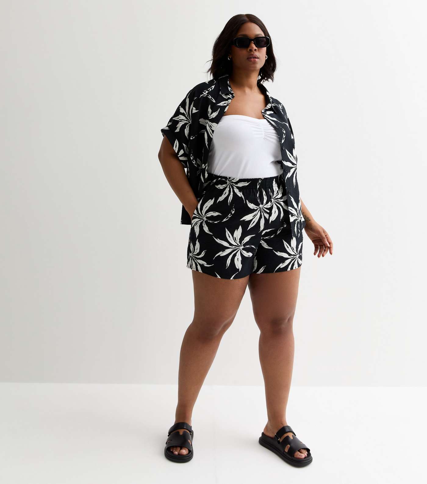 Black Palm Tree Print Elasticated-Waist Shorts  Image 3