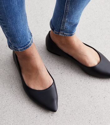 Flat shop pointed pumps