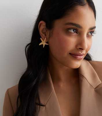Gold Tone Textured Starfish Stud Earrings