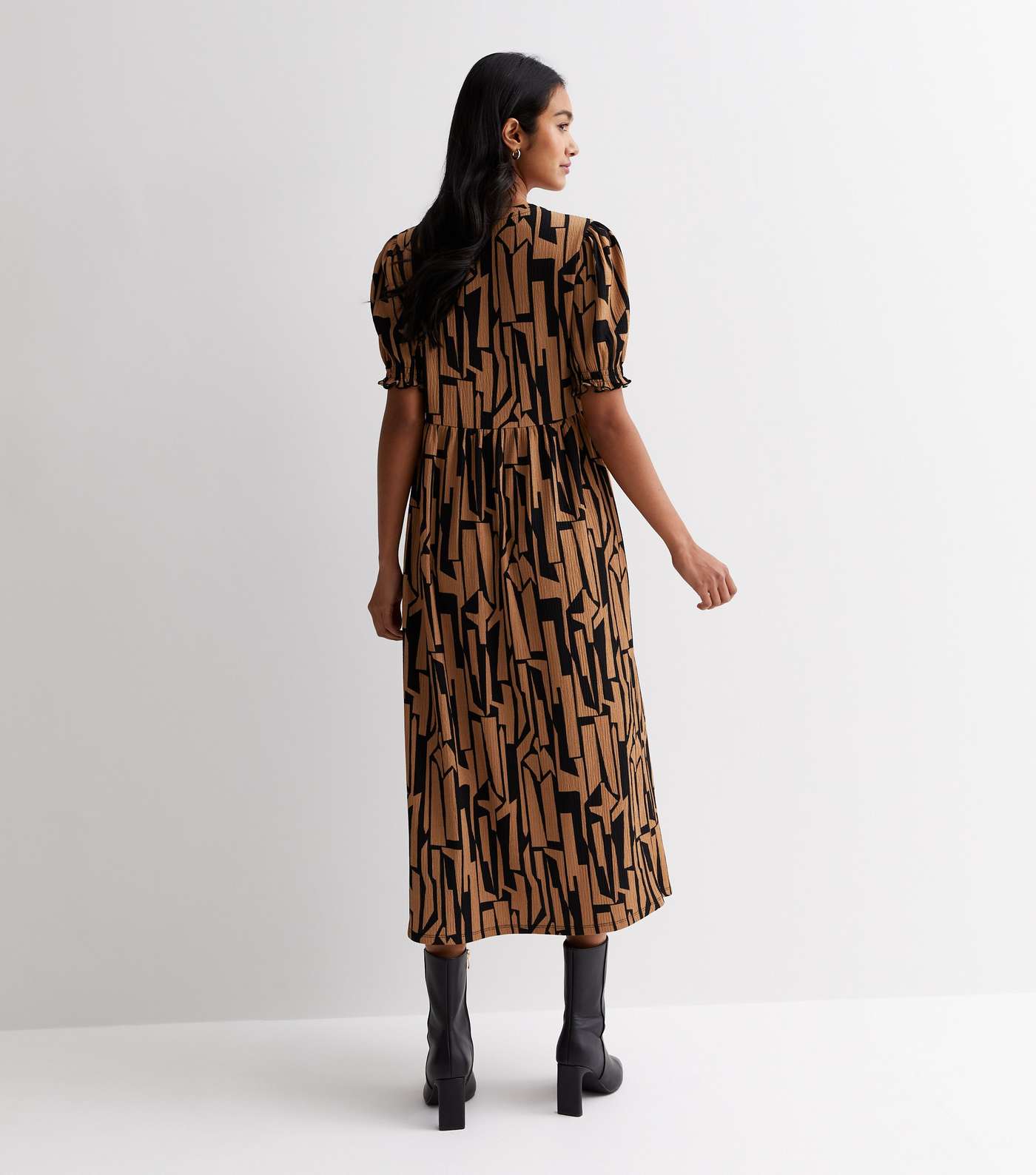 Brown Abstract Print Crinkle Smock Midi Dress Image 4