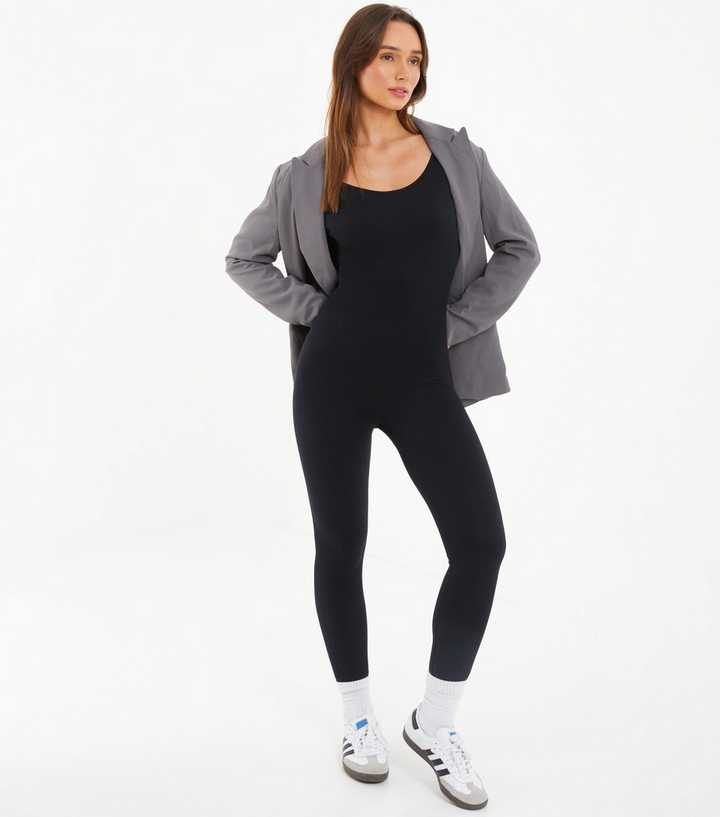 https://media2.newlookassets.com/i/newlook/895990601/womens/clothing/playsuits-jumpsuits/quiz-black-long-sleeve-seamless-jumpsuit.jpg?strip=true&qlt=50&w=720