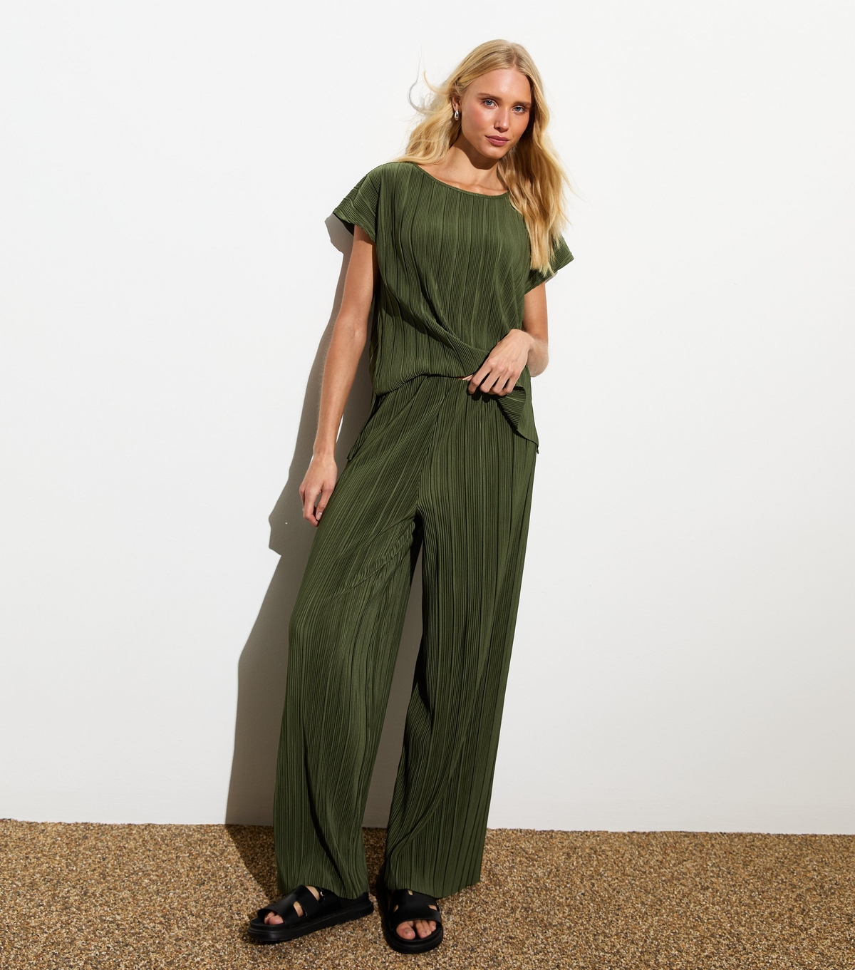 Women's Khaki Plissé Wide Leg Trousers New Look