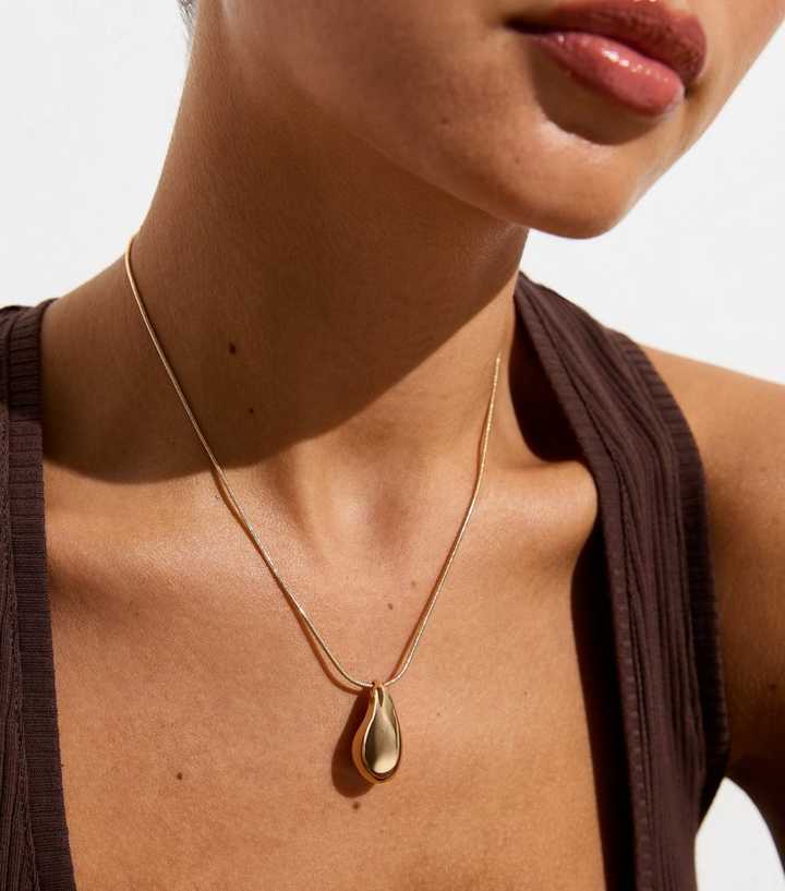 Gold Teardrop Pendant Chain Necklace
