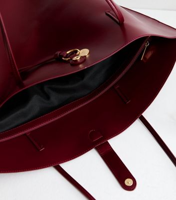 Maroon tote bag shop