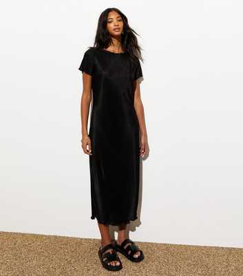 Black Plissé Short-Sleeved Midi Dress
