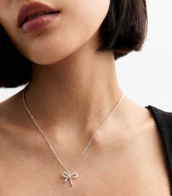 Silver Bow Detail Chain Necklace