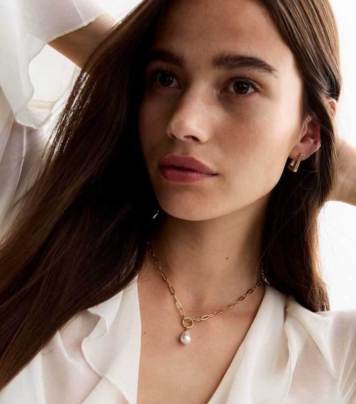 18ct Gold Plated Faux Pearl Pendant Necklace | New Look
