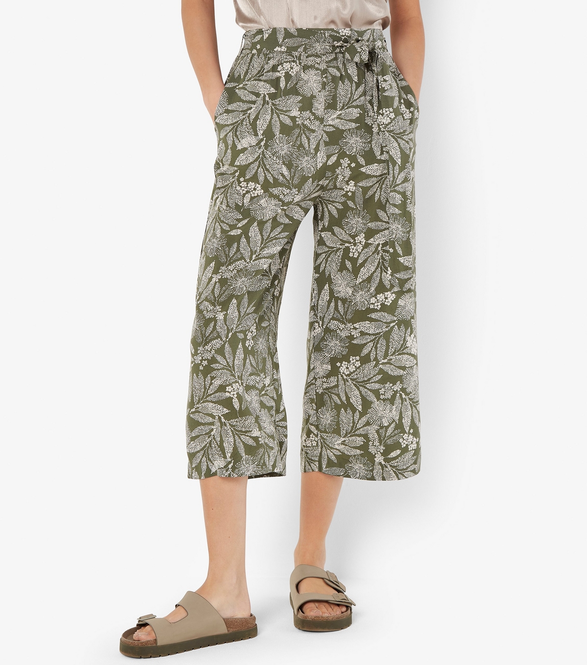 Women's Olive Leaf-Print Crop Trousers Apricot New Look