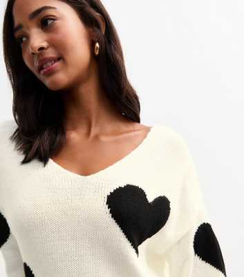 Gini London White Heart V Neck Jumper