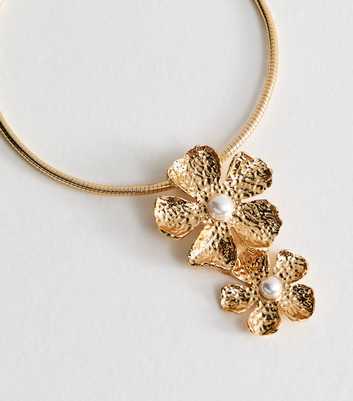 Gold Tone Floral Pendant Necklace