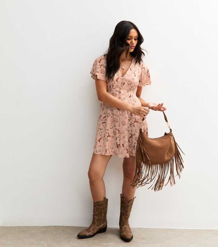 pink dress with brown cowboy boots Pink dress + cowboy boots make a cute valentines outfit