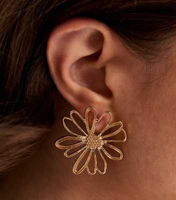 Gold Tone Cut Out Flower Stud Earrings