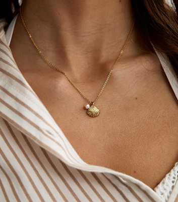 18ct Gold Plated Shell Pendant Necklace