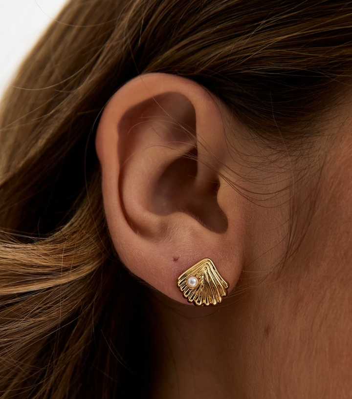 18ct Gold Plated Small Shell Stud Earrings
