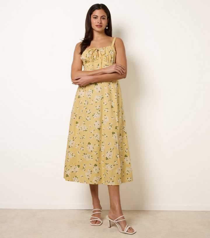 dress blue and yellow Vanilla Light Cotton Floral Midi literature teacher with its strapless neckline Color:Bright Fuchsia Bella Hadid Walks the
