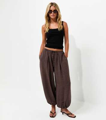 Petite Brown Crinkle Texture Gingham Print Cuffed Trousers