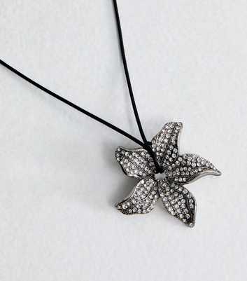 Silver Tone Diamant?� Flower Pendant Rope Necklace